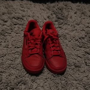 Tennis shoes